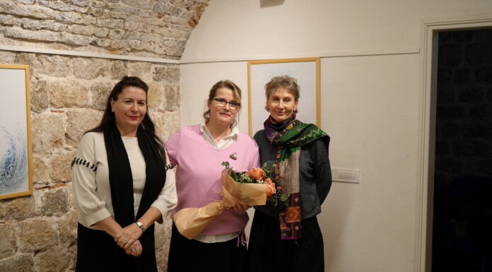 Otvorena izložba Ane Lompar „Nevrijeme stvara vrijeme“ u Kotoru